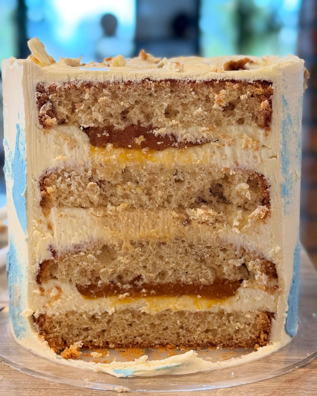 Tort weselny kremowy z falbanami i różami z fondantu, Tortovita Wrocław