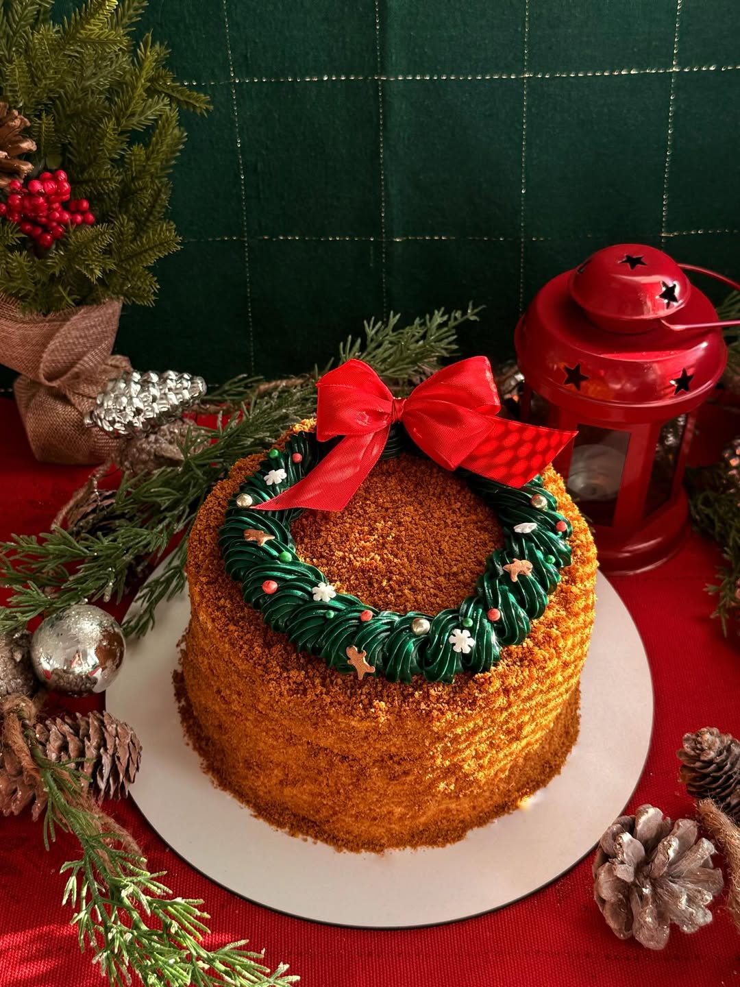 Tort weselny kremowy z falbanami i różami, Tortovita Wrocław